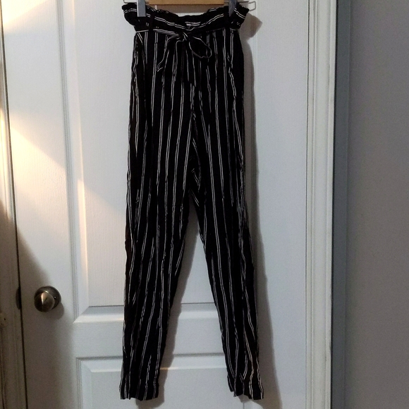 2/$25โจ H&M Black and White, tie waist, striped straight leg pants, size 14+Y xs - Picture 4 of 5